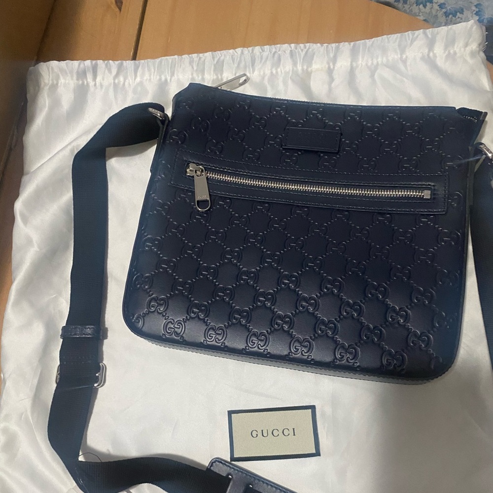Gucci Gucci Signature messenger bag